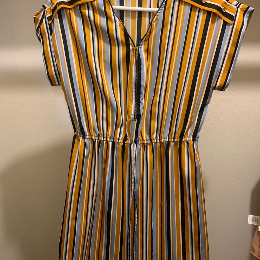 Multicolored dress with gold zipper and cute details